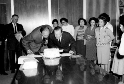 Empresarios a0pagando las velas del pastel con motivo del 6° Aniversario de Cummins de México