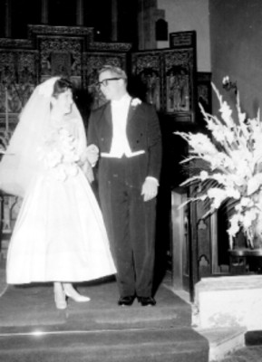Hija del Sr. Torrey y su esposo posando en el altar de una Iglesia durante su boda religiosa