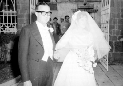 Torrey y su hija vestida de novia entrando a una Iglesia