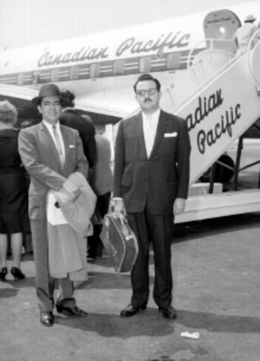 Funcionarios de la Nissan frente a un avión de la Canadian Pacific, retrato