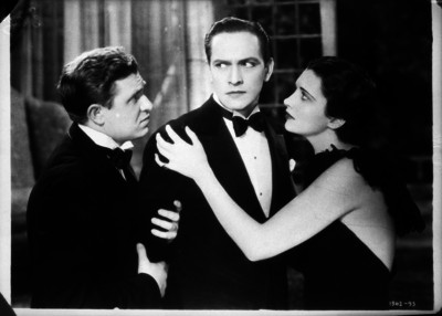 Frederik March con otros actores en la escena de una pelicula