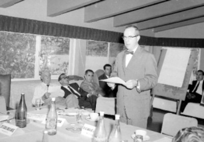 Alejandro Hernández de la Portilla, leyendo un documento al hacer uso de la palabra durante una convención