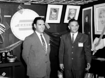 Alex Duval y otro empresario en un stand de Eagle Pencil co. de México en el hotel del Prado, retrato