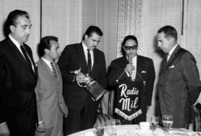 Locutor ante los micrófonos de Radio Mil, durante evento realizado por la Firestone