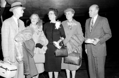 Wood, Señor, en el aeropuerto, con miembros de la Albany Nordiska, retrato