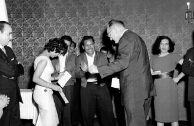 Evereth Hovhg bailando durante su despedida de Laboratorios Pfizer en un salón