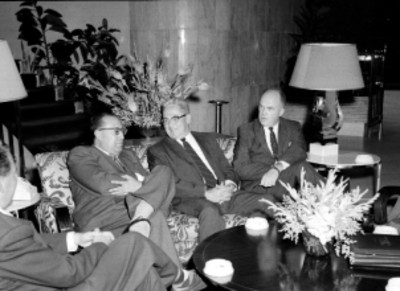 Empresarios conversando en la agencia de publicidad Grand Pillsburys