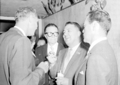 Ejecutivos de la KLM conviviendo durante un evento social