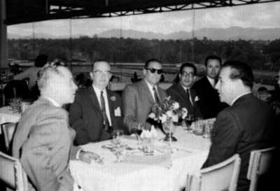 Empresarios de la Braniff en una comida en el Hipódromo