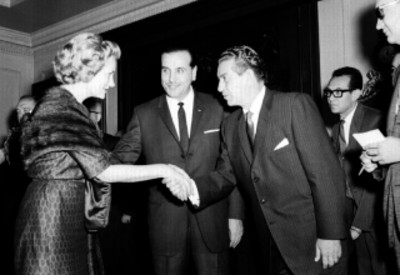 Adolfo López Mateos conversando con Elias González y empresarios de la Branitt, durante una visita a Palacio Nacional