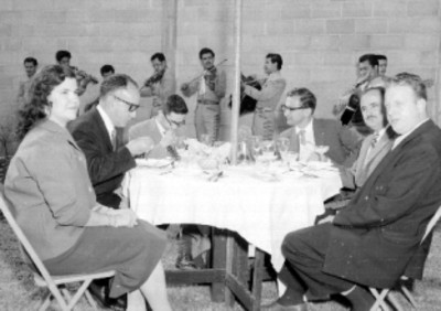 Empresarios y mujer en una comida con mariachis en los jardines de la empresa Tecnocreto S.A.