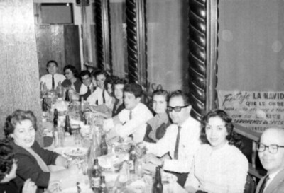 Gente conviviendo en la mesa, durante una comida en el restaurante Abajeño del Hotel Regis