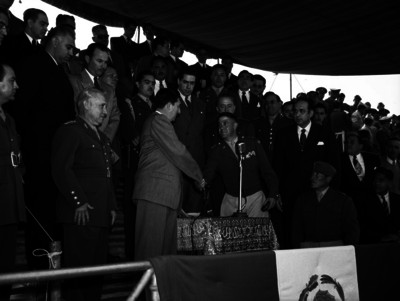Miguel Alemán Valdez saluda a Humberto Mariles durante una ceremonia