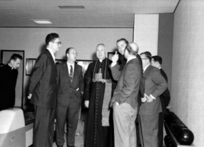 Luigi Raimondi, Monseñor conversando con otros individuos en la inauguración de un boliche