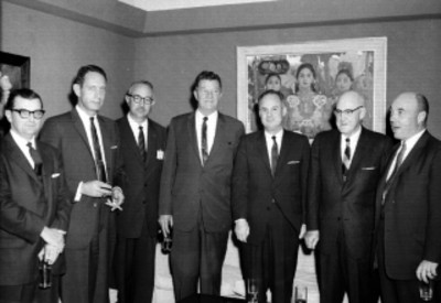 Banqueros del Banco Nacional de México de pie en una sala, retrato de grupo