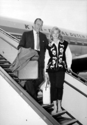 Pareja en las escaleras de un avión de la KLM, retrato