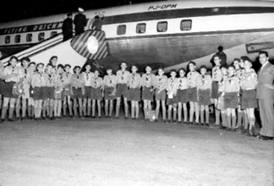 Boy Scauts junto a un avión de la KLM, retrato de grupo