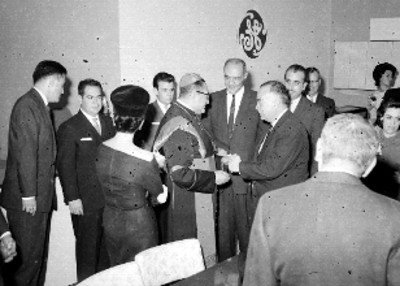 Empresarios conversando durante la inauguración de la tienda General Electric de Tlalpan