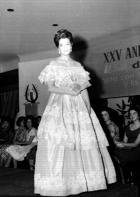 Modelo en el desfile con motivo del aniversario del salón de Barry, retrato