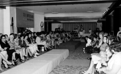 Mujeres en un desfile de modas durante el aniversario del salón Dubarry en el Hotel Presidente