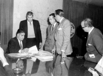 Funcionarios observando documentos en una oficina