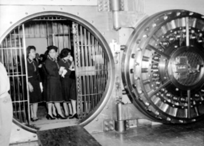 Estudiantes en la caja de seguridad del Banco Nacional de México