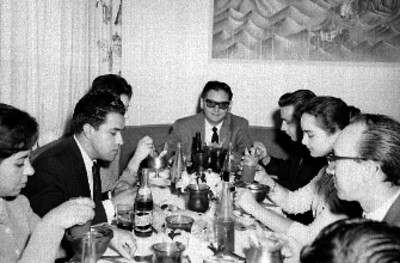 Ejecutivos de la Canadian Pacific conviviendo durante un banquete