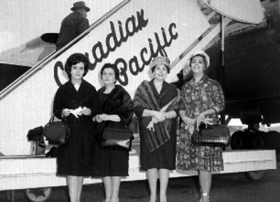Mujeres de clase alta frente a un avión de la Canadian Pacific, retrato de grupo