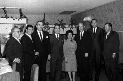 Hombres y mujer reunidos durante una comida en honor del Dr. Duran de la Cuesta, retrato de grupo