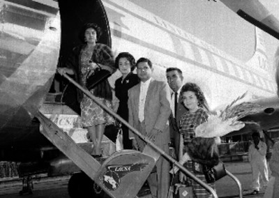 Pasajeros de LACSA abordando un avión, retrato de grupo