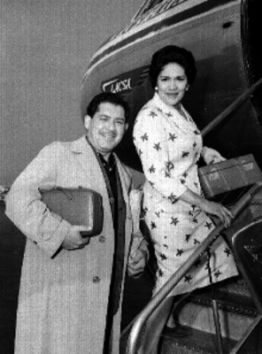 Pareja de pasajeros abordando un avión de LACSA, retrato