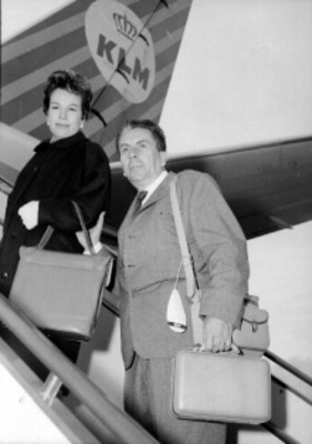 Pareja de pasajeros abordando un avión de la KLM, retrato
