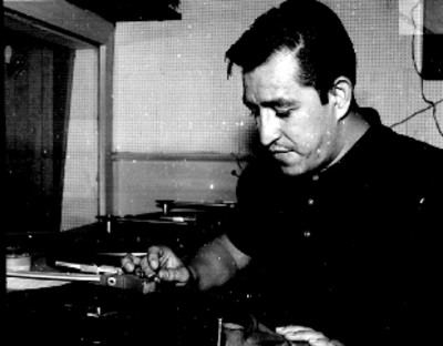 Locutores leyendo el guión, durante una transmisión ante micrófonos de Radio Programas de México