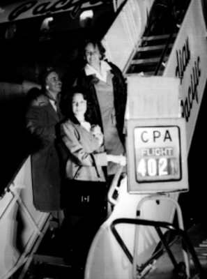 Pasajeras en la escalera del vuelo 402 de Canadian Pacific, retrato de grupo