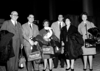 Pasajeros de canadian Pacific en la sala de espera N° 8 del aeropuerto, retrato de grupo