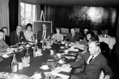 Miembros de la Canadian Pacific, durante una reunión, en un salón de juntas