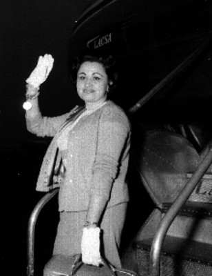 Pasajero saludando al descender un avión de la LACSA, retrato