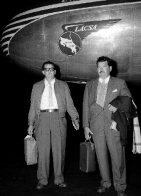 Pasajeros frente a un avión de la LACSA, retrato