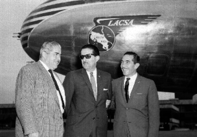Pasajeros conversando frente a un avión de LACSA
