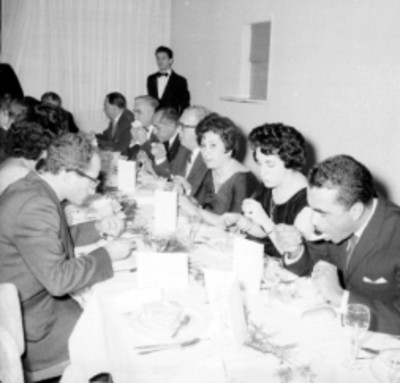 Empleados y empresarios conviviendo en le banquete de la planta Acer Méx