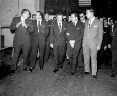 Adolfo López Mateos conversando con empresarios en su visita a la planta Acer Méx