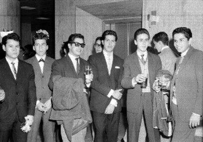 Empleados del Banco Nacional de México conviviendo durante una posada, retrato