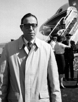 Cabrera, Señor; durante su llegada en el aeropuerto; retrato