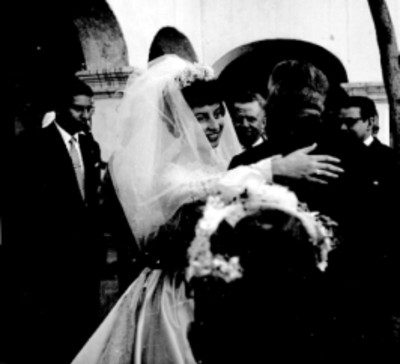 Hombre abrazando a la novia del Sr. Martínez a las afueras de la iglesia