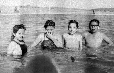 Pareja con sus hijas en la alberca de un balneario en Puebla, retrato de familia