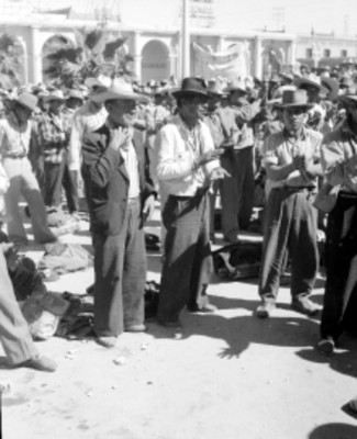 Mineros durante un mitin de huelga en una plaza pública