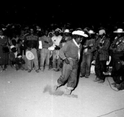 Musicos y danzante tarahumaras en una ceremonia durante la gira de Adolfo López Mateos por Chihuahua