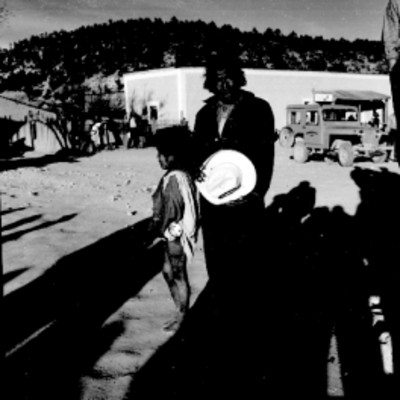 Hombre con niñ;o tarahumara en un poblado durante la gira de Adolfo López Mateos por Chihuahua