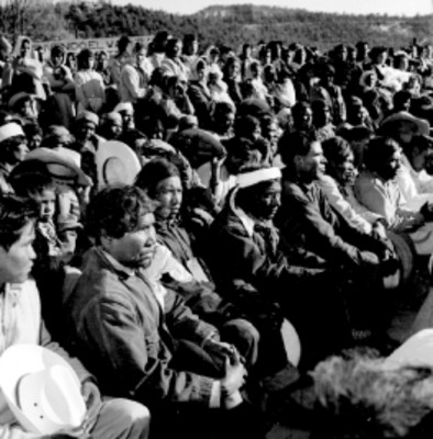 Mitín de Tarahumaras y mestizos en la gira de Adolfo López Mateos por un poblado de Chihuahua
