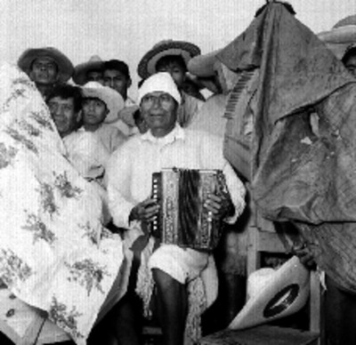 Músicos tzotziles tocando durante la llegada de Adolfo López Mateos a Oxhuc,